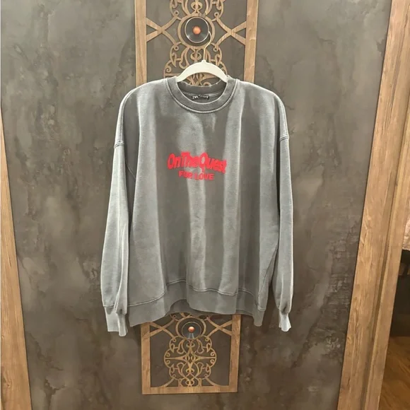 Zara Gray and Red Crewneck Sweater Relaxed Fit - Picture 2 of 12